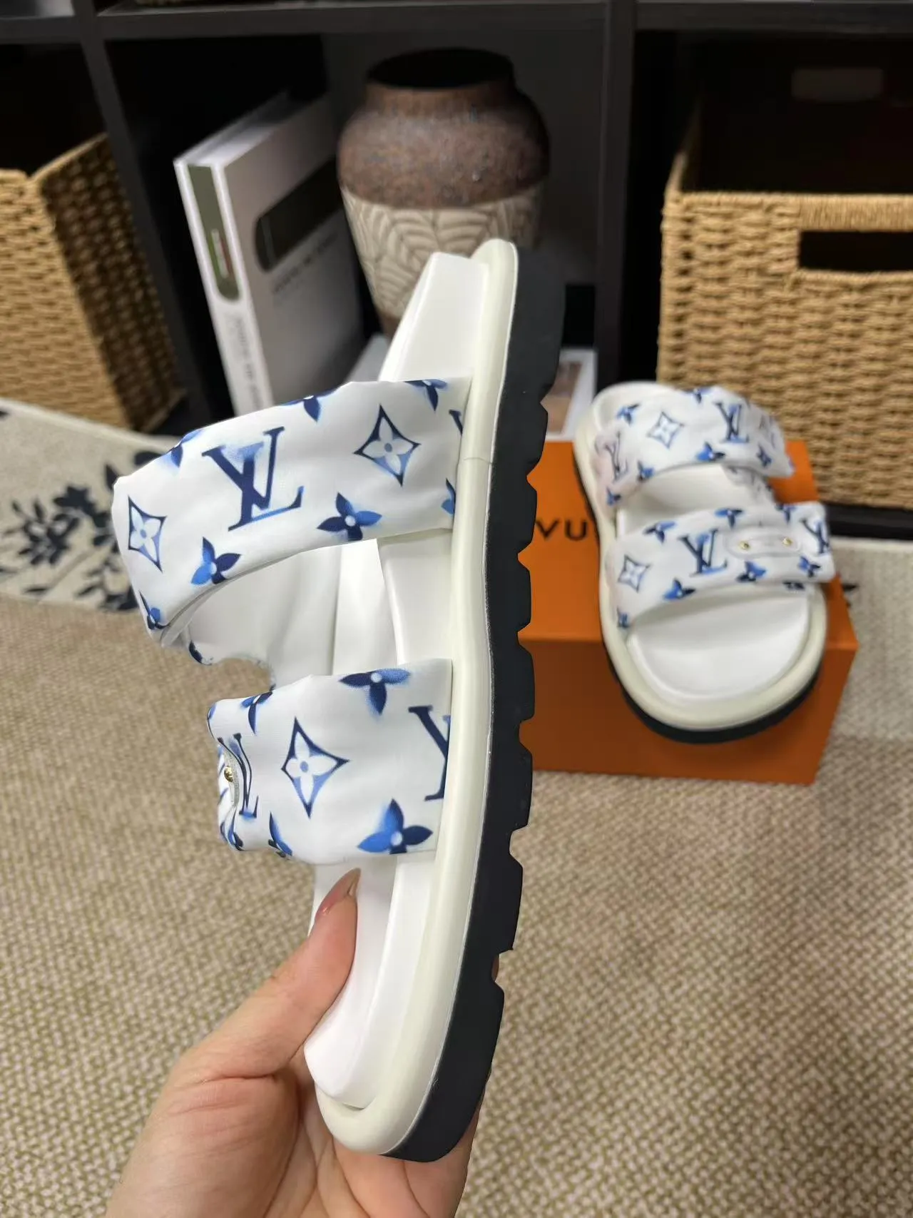 P340 yuan LV Louis Vuitton Full of high-end feel! A popular model among bloggers at home and abroad, it’s retro and fashionable, and looks stunning on your feet! Mainly recommended model on the official website★ ━━━━━ ЅᏇєєt ━━━━━ ▪️Upper: original calfskin ➕5D printing process ▪️Inner: imported mixed sheepskin ▪️Outsole: original molded foam outsole ▪️Size: Female 35-40 Men's 39-44 (women's 41 men's 45)